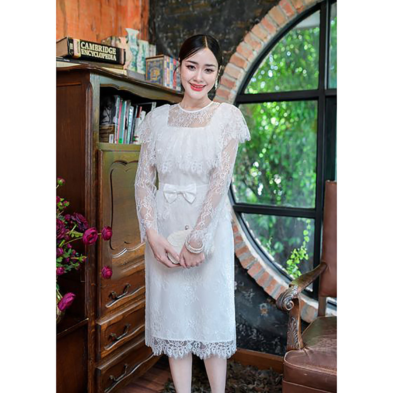 kudapy เดรสสั้นสีขาว ผ้าลูกไม้ฝรั่งเศส ลูกไม้นิ่มดีไซส์สวยหวานม ดีเทลคลุมไหล่ระบาย