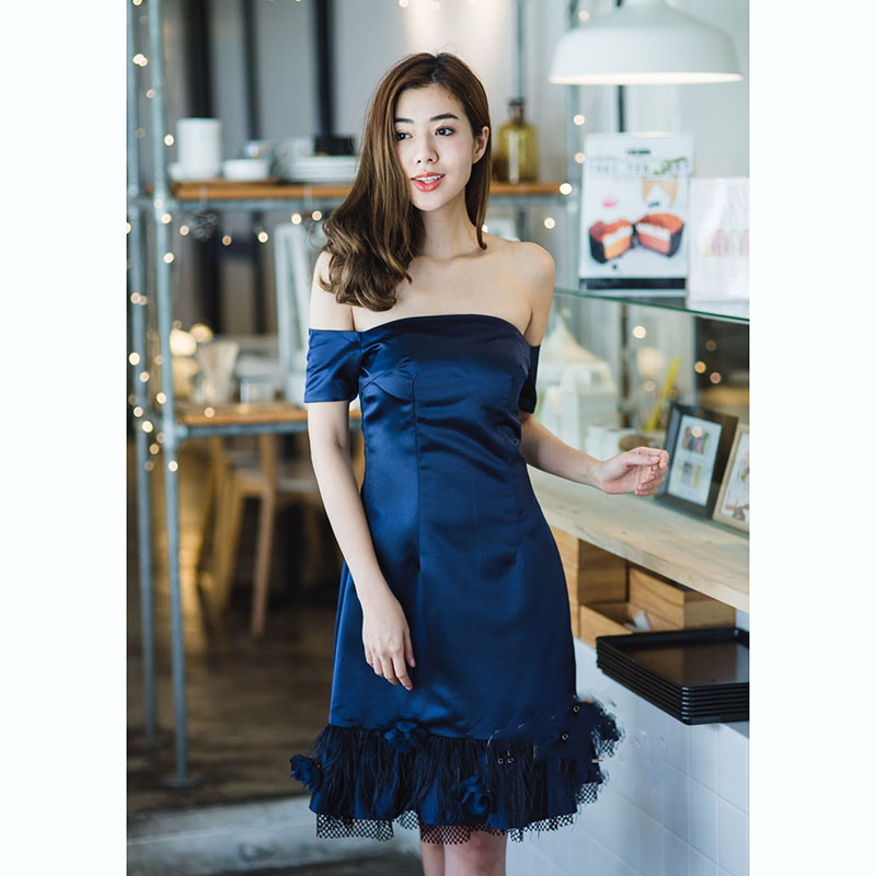 kudapyเดรสสั้นสีกรม ปาดไหล่ต่อชายระบายขนนก สวยน่ารักใส่แล้วดูดี