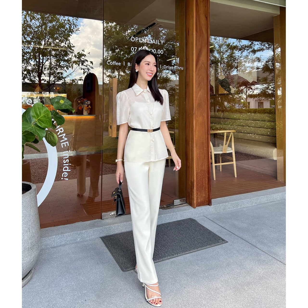 kudapy ชุดเซ็ทสีครีมาบางใส่สบาย ตัวเสื้อใช้ผ้าแก้วชนิดพิเศษมีความนุ่มใส่สบาย แต่งกระดุมดอกไม้ แถมฟรีเสื้อกล้ามใส่ด้านใน และเข็มขัด