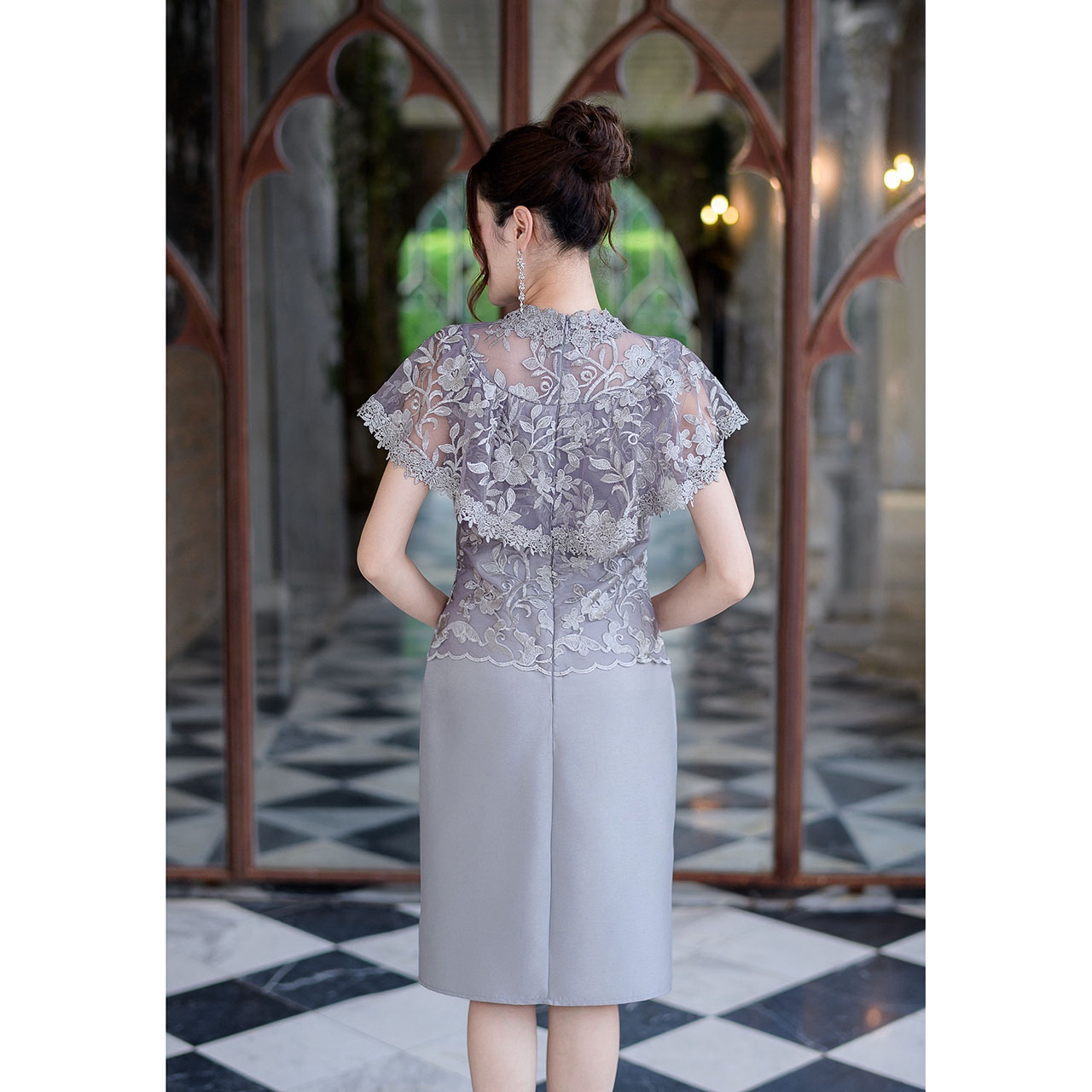 kudapy เดรสสั้นสีชมพู/สีเทา ลูกไม้ตาข่ายปักลายดอกไม้ดอกใหญ่ ด้านบนเป็นงานผ้าลูกไม้คลุมไหล่ระบายแต่งรอบคอด้วยลูกไม้สวยหรู กระโปรงเป็นงานผ้าไหมญี่ปุ่น