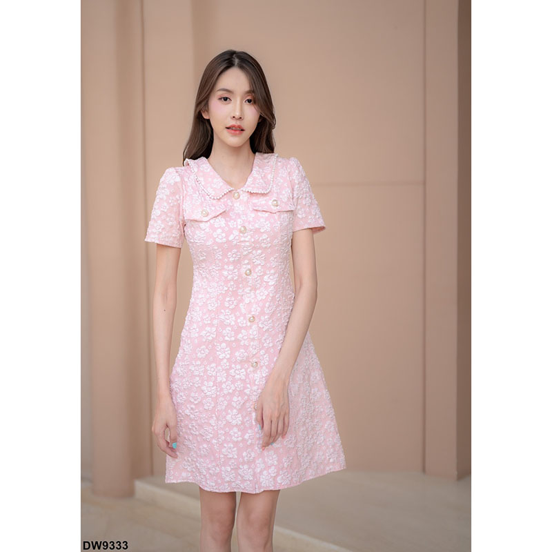 kudapy เดรสสั้นสีขาว/สีน้ำเงิน/สีชมพู ทรงเข้ารูปอัดลายดอกผ้านูน ปกคอบัว มีซิปด้านหลัง