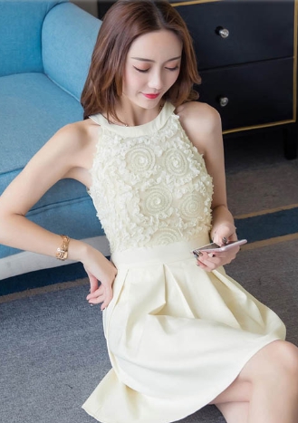 kudapy ชุดเดรสออกงานสั้นแขนกุดสีครีมน่ารักสวยหรูหราได้ลุคคุณหนู