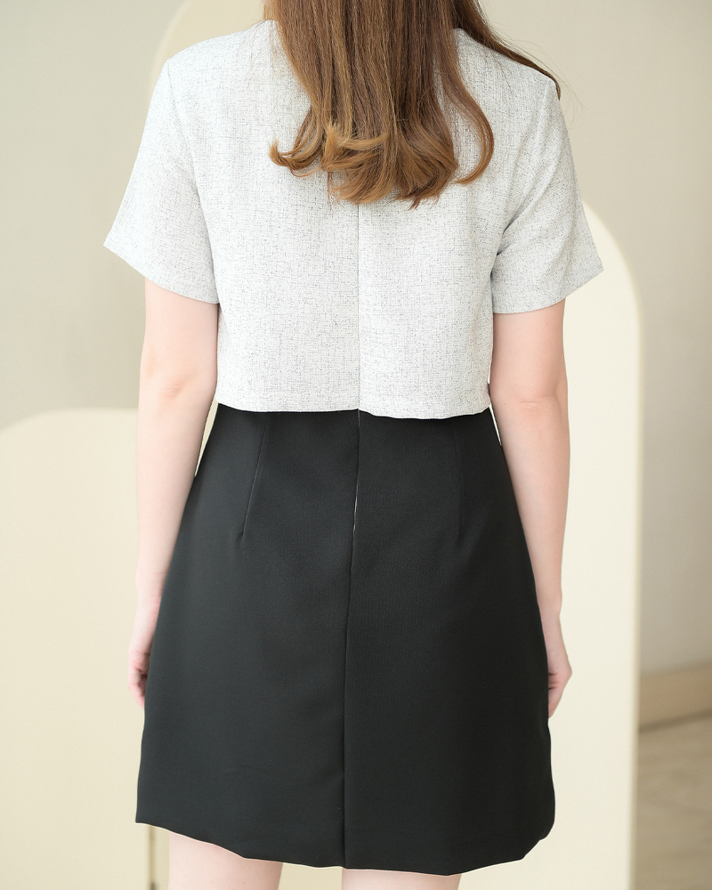 kudapy เดรสสั้นสีเบจ/สีดำ/สีเทาเข้ม/สีชานม ดีไซน์สวย ตัดต่อช่วงตัวคล้ายเชิ้ต เนื้อผ้าชาแนล กระดุมมุกแกะได้จริง แต่งกุ๊นเล่นสีทูโทน เย็บกลับซับในทั้งตัว