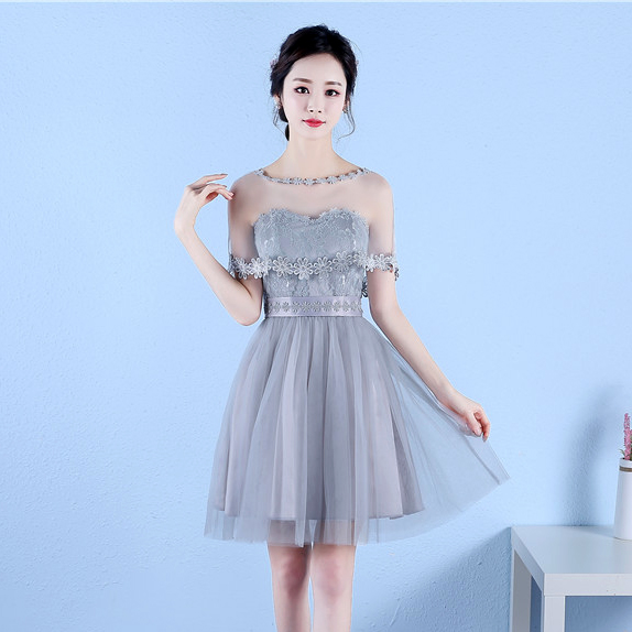 kudapy ชุดราตรีสั้นสีเทา เปิดไหล่ช่วงบนผ้าลูกไม้ ช่วงล่างเป็นผ้าซีทรู