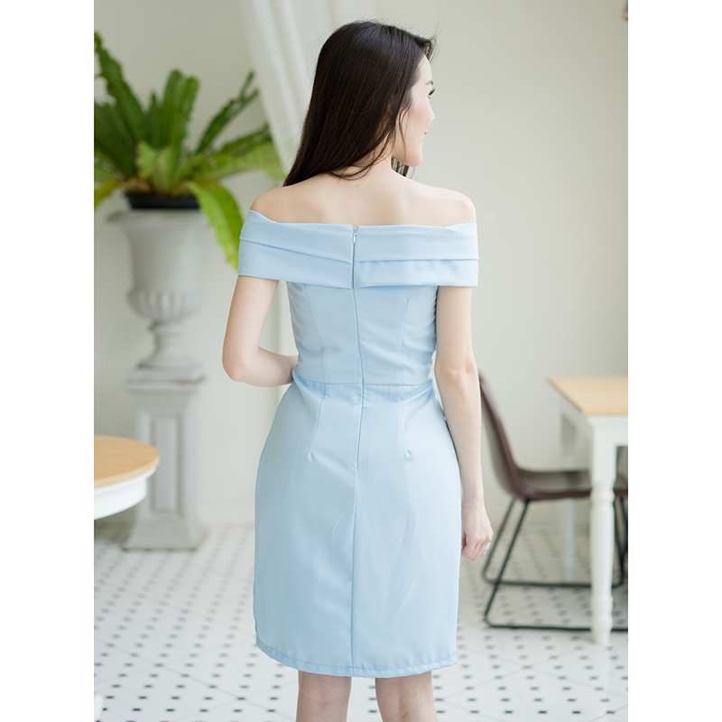 kudapy เดรสสั้นสีฟ้า ช่วงบนเป็นทรงแบบปาดไหล่ อกเย็บซ้อน2ทบไขว้อก ต่อด้วยกระโปรงทรงสอบ ชุดมีซับใน ซิปซ่อนด้านหลัง