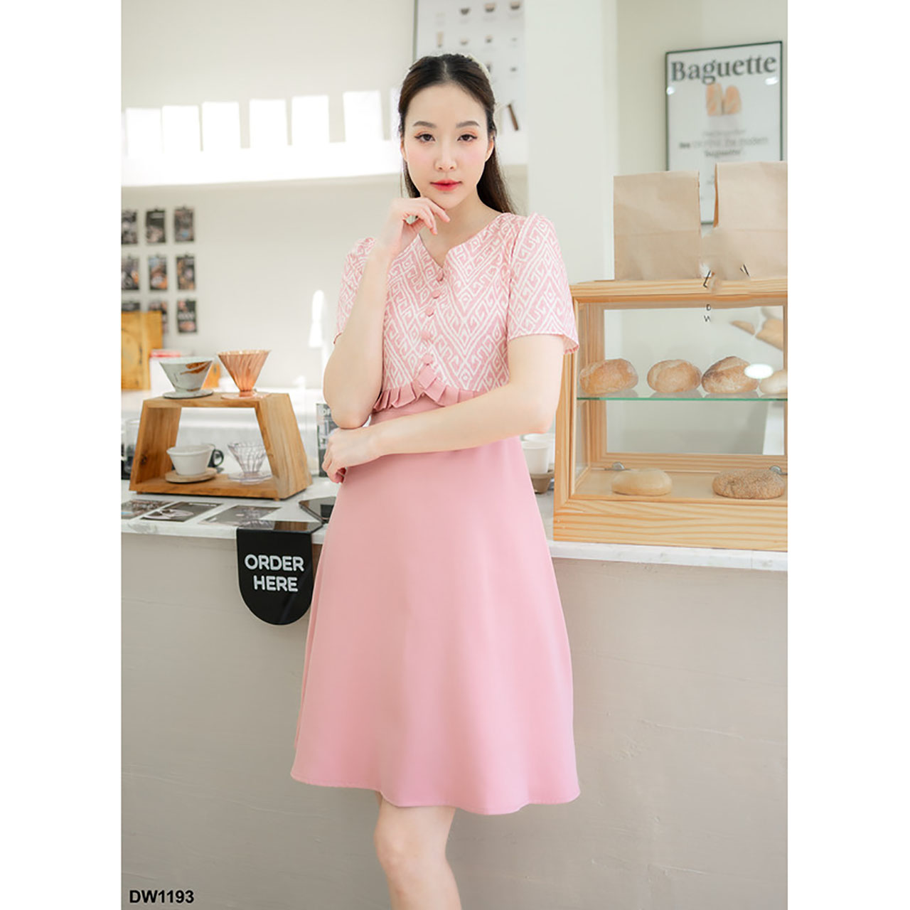 kudapy เดรสสั้นสีชมพู/สีฟ้า/สีม่วง กระโปรงบานผ้าพื้นเสื้อลายไทย