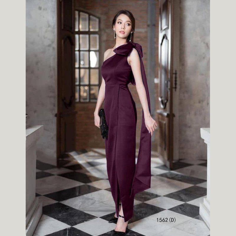 kudapyเดรสยาวสีแดง/ชมพู/กรมท่า/ครีม ไหล่เดี่ยว แต่งโบว์ 1 ข้าง ปล่อยสไบยาว สวยๆ กระโปรงด้านหน้าแต่งไขว้ งานเนื้อผ้าซาร่า ซิปหลัง