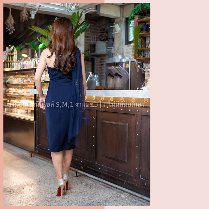 kudapy ชุดราตรีสีแดงเบอกันดี้ ชุดออกงาน ชุดไปงานแต่งงาน เดรสสั้นไหล่เฉียงข้างแต่งผ้าซีทรู เรียบหรู