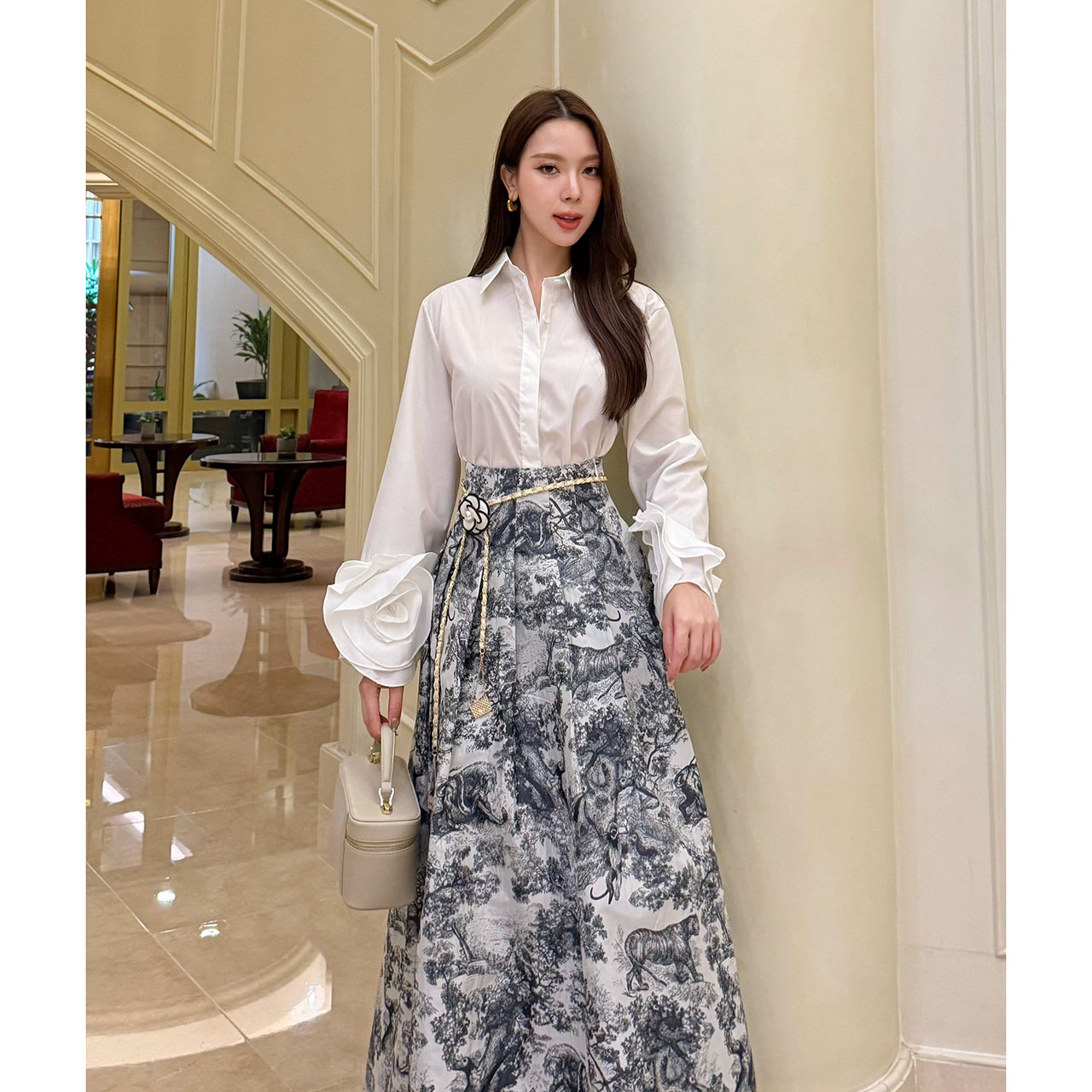 kudapy เซ็ทเสื้อเชิ้ตแขนกุหลาบมาพร้อมกระโปรงยาวพิมพ์ลาย