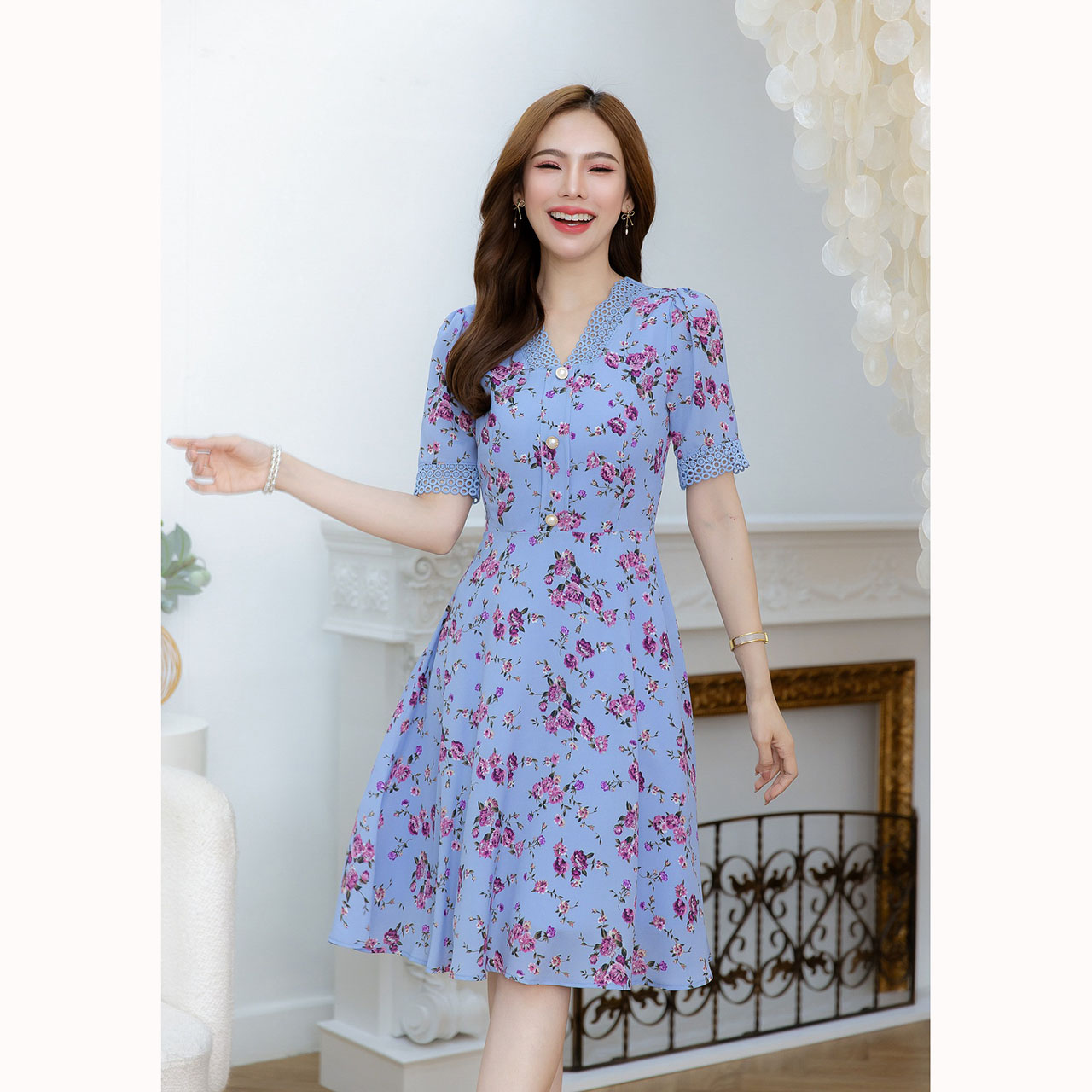 kudapy เดรสสั้นสีฟ้า/สีดำ ผ้าลายดอกสวยพริ้ว เนื้อผ้าคล้ายชีฟองแต่ทึบแสง ดีเทลแต่งลูกไม้ช่วงคอและรอบแขน ช่วงอกแต่งกระดุม