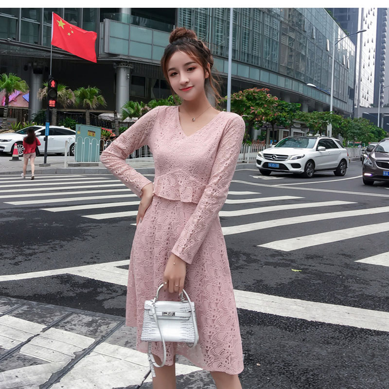 kudapy เดรสสั้นสีชมพูกะปิอ่อน ผ้าลูกไม้ คอวี แขนยาว เอวระบาย กระโปรงทรงเอบาน สวยหวาน