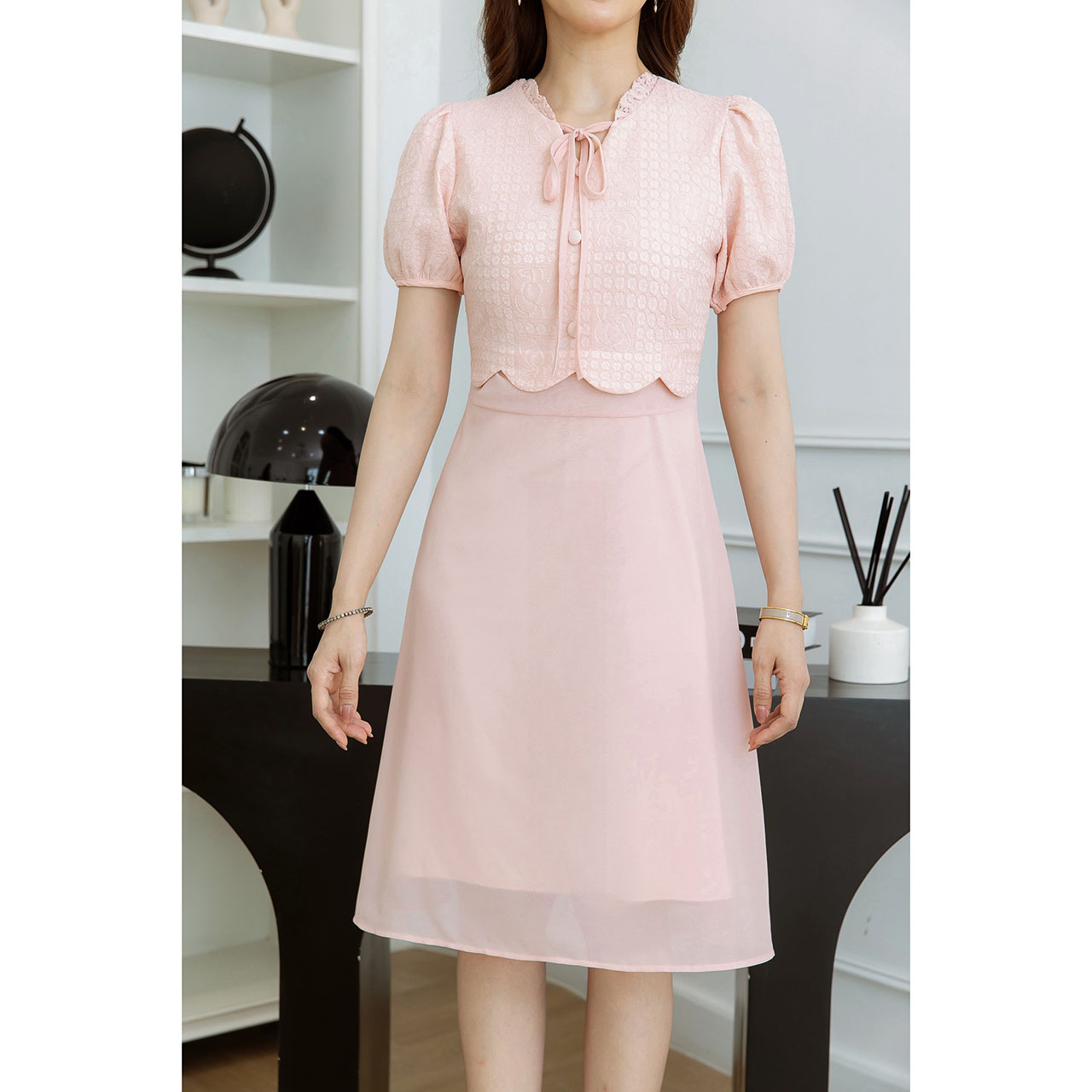 kudapy เดรสสั้นสีขาวดำ/สีชมพู ลูกไม้กระโปรงชีฟอง สวยเรียบดูดี เป็นเดรสเสื้อลูกไม้ตัดต่อกระโปรงชีฟองสวยพริ้ว มีดีเทลเป็นเสื้อครอปเย็บเป็นเคริฟสวยละมุน แต่งกระดุม