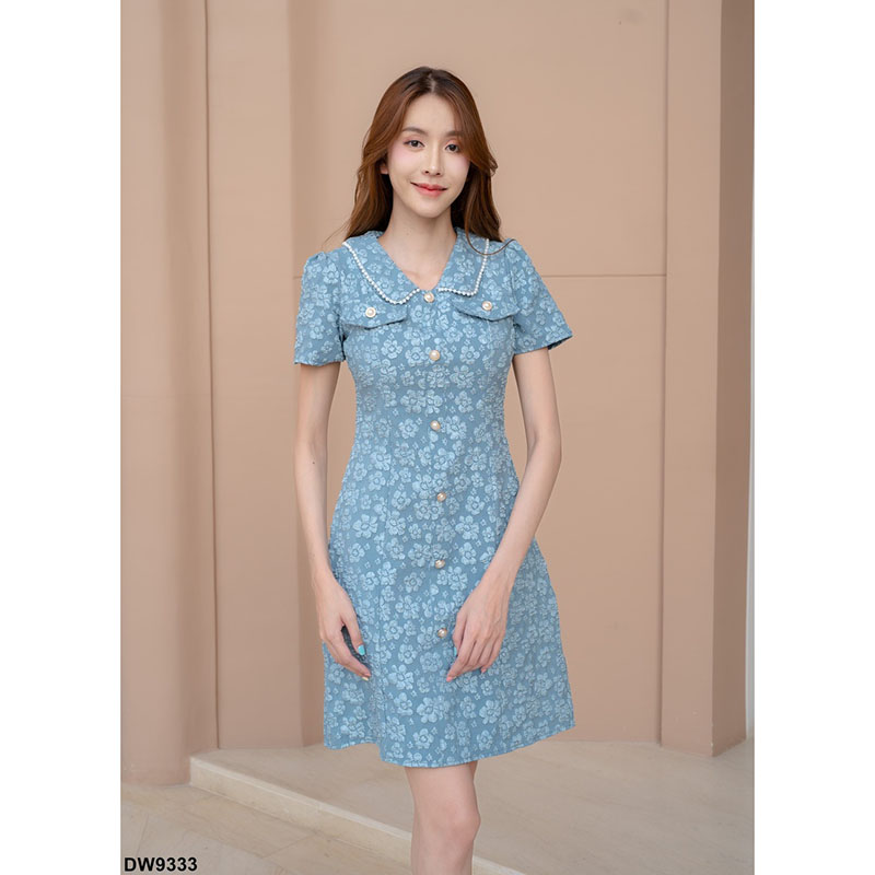 kudapy เดรสสั้นสีขาว/สีน้ำเงิน/สีชมพู ทรงเข้ารูปอัดลายดอกผ้านูน ปกคอบัว มีซิปด้านหลัง