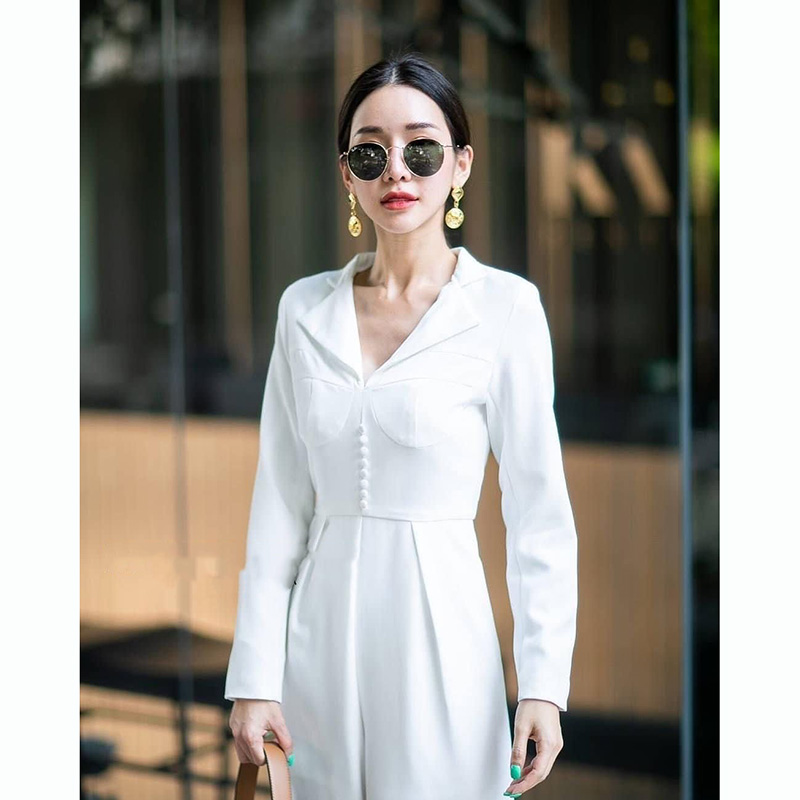 kudapy จั้มสูทขายาวสีขาว/สีแดง แต่งกระดุมช่วงอก ปกวี ซิปด้านหลัง