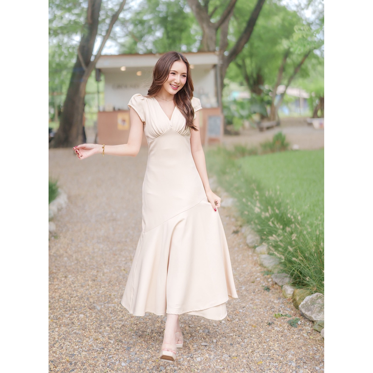 kudapy เดรสยาวดีไซน์คอวีเย็บรูดใต้อกช่วยขับรูปร่างให้ดูมีมิติ