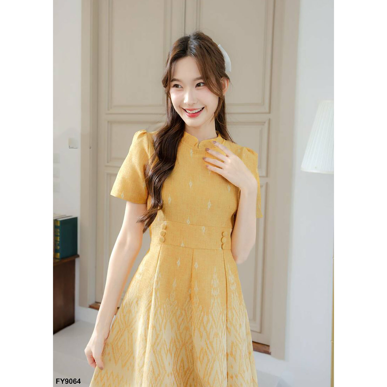 kudapy เดรสสั้นสีเหลือง ผ้าไทยคอกลมแต่งกระดุมเอว