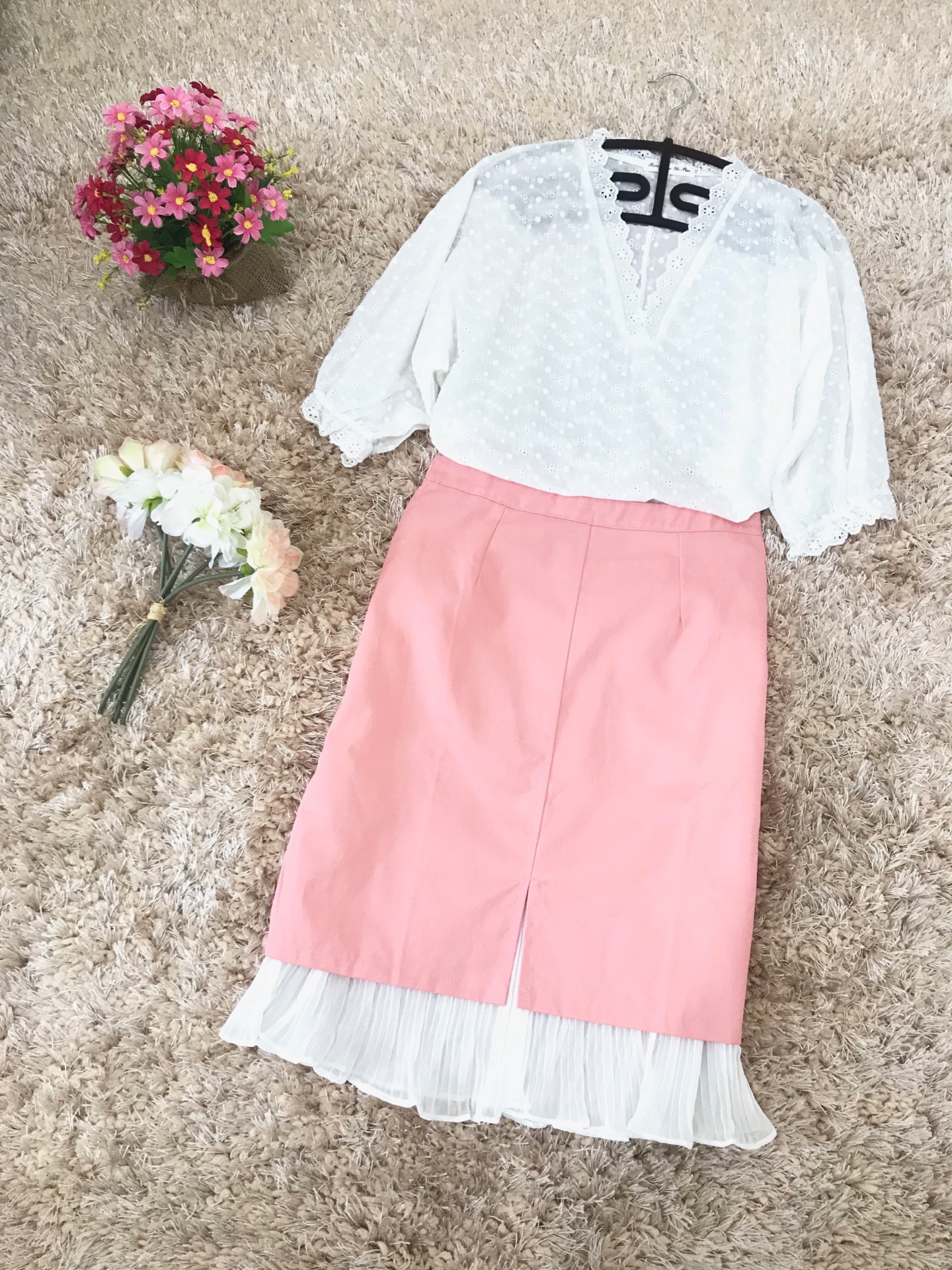 ชุดเซ็ท 2 ชิ้น เสื้อลูกไม้ฉลุสีขาว+กระโปรงสีชมพูแต่งระบาย ทรงน่ารักมากๆๆค่ะ