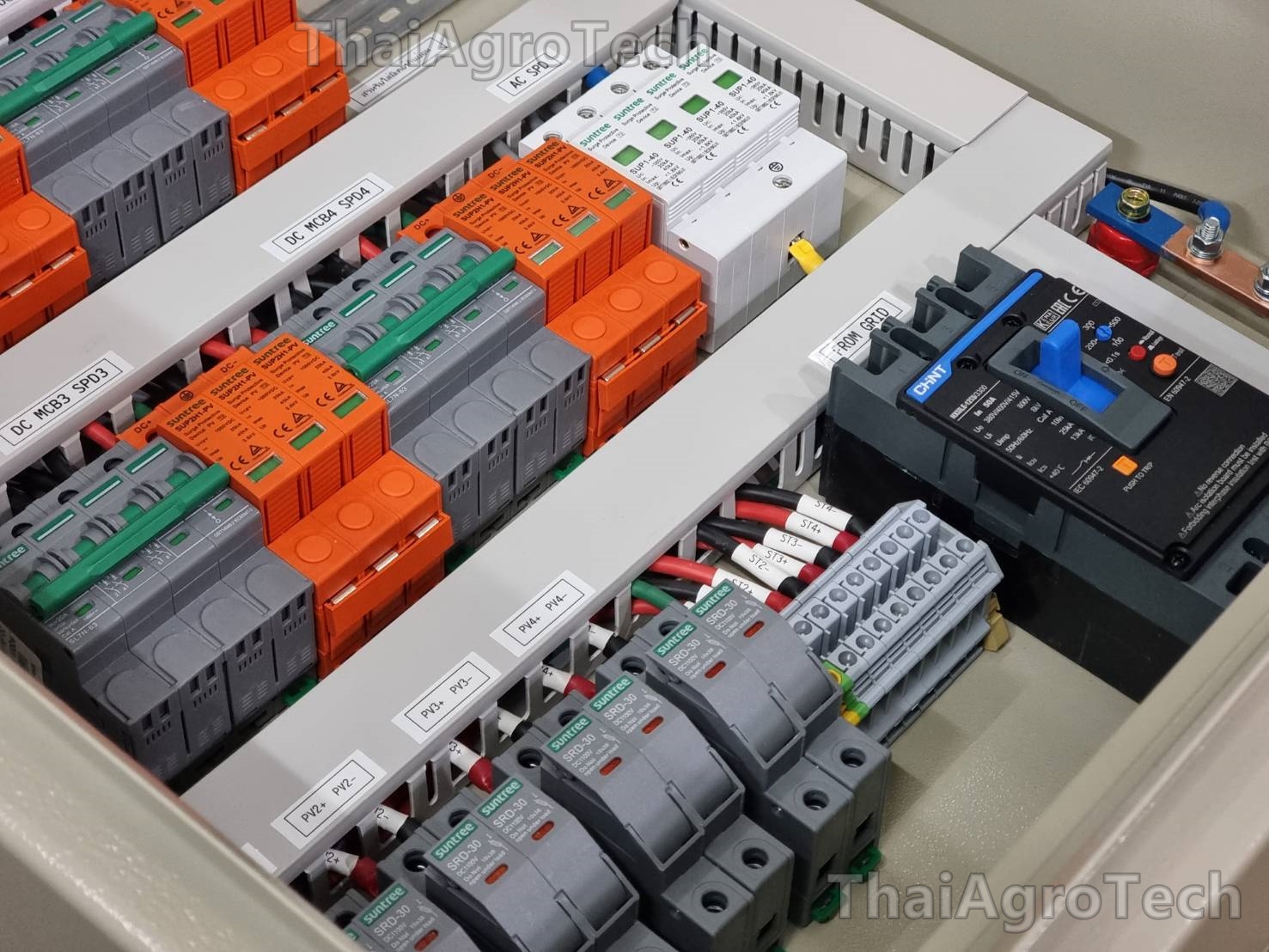 ตู้คอมบายเนอร์ใช้กับงานติดตั้งระบบโซล่าเซลล์ 1000V ดีซี 4 สตริง 20-40กิโลวัตต์ 3เฟส พร้อมเบรคเกอร์กันไฟดูด RCBO AC-DC Combiner Box RCBO 4String 3Ph
