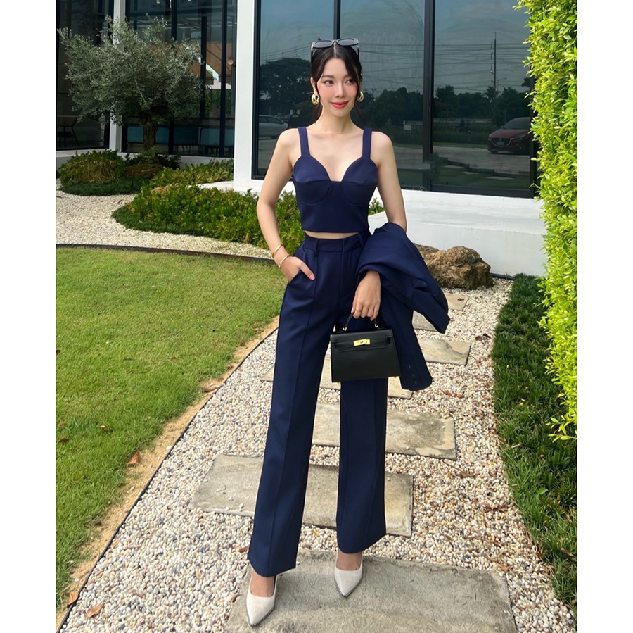 kudapy Setsuit 3 ชิ้น : BLAZER+CROP+Pants เสื้อสูทออกแบบให้เป็นทรง oversize ใส่สบายๆ แต่ยังมีความสุภาพ มีฟองน้ำเสริมไหล่บางๆให้ทรงดูสวย