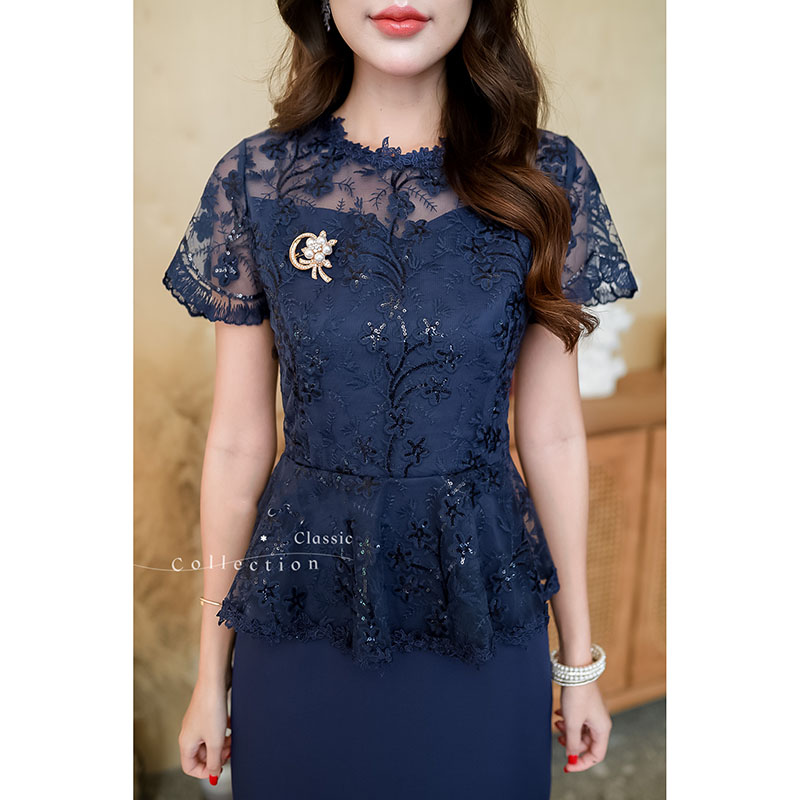 kudapy เดรสสั้นสีกรม/สีชมพู ลูกไม้ปักดอกไม้ประดับเลื่อม ช่วงบนเป็นเสื้อคลุมแขนสั้นเอวระบาย ตกแต่งลูกไม้รอบคอ และชายระบาย