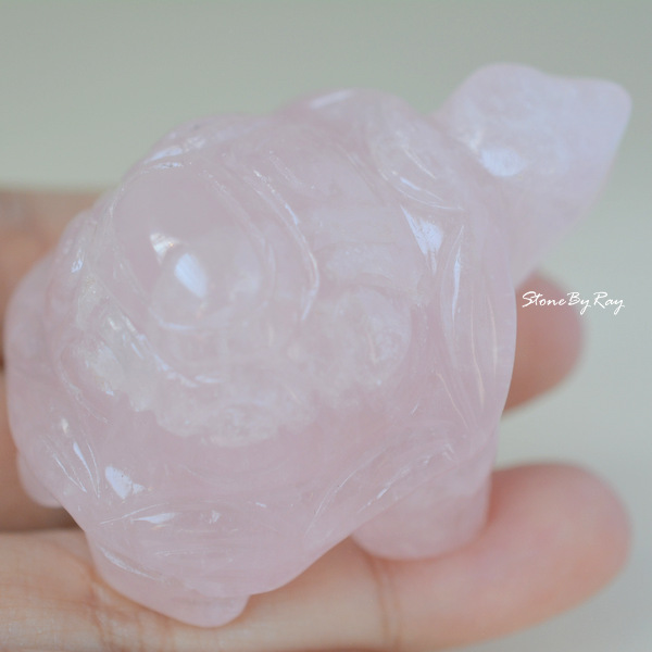หินโรสควอตซ์แกะสลักรูปเต่า (Rose Quartz)