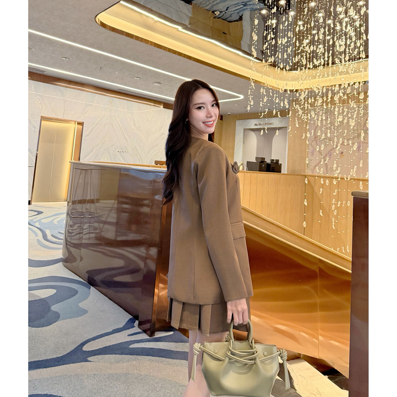 kudapy เซ็ท 4 ชิ้น เสื้อสูท+เสื้อ vestด้านใน +กระโปรง(กางเกงเป็นซับใน)+เข็มกลัดดอกไม้ ใช้ผ้าเดียวกันทั้งเซ็ท ตัวเสื้อสูทมีซับในอย่างดี