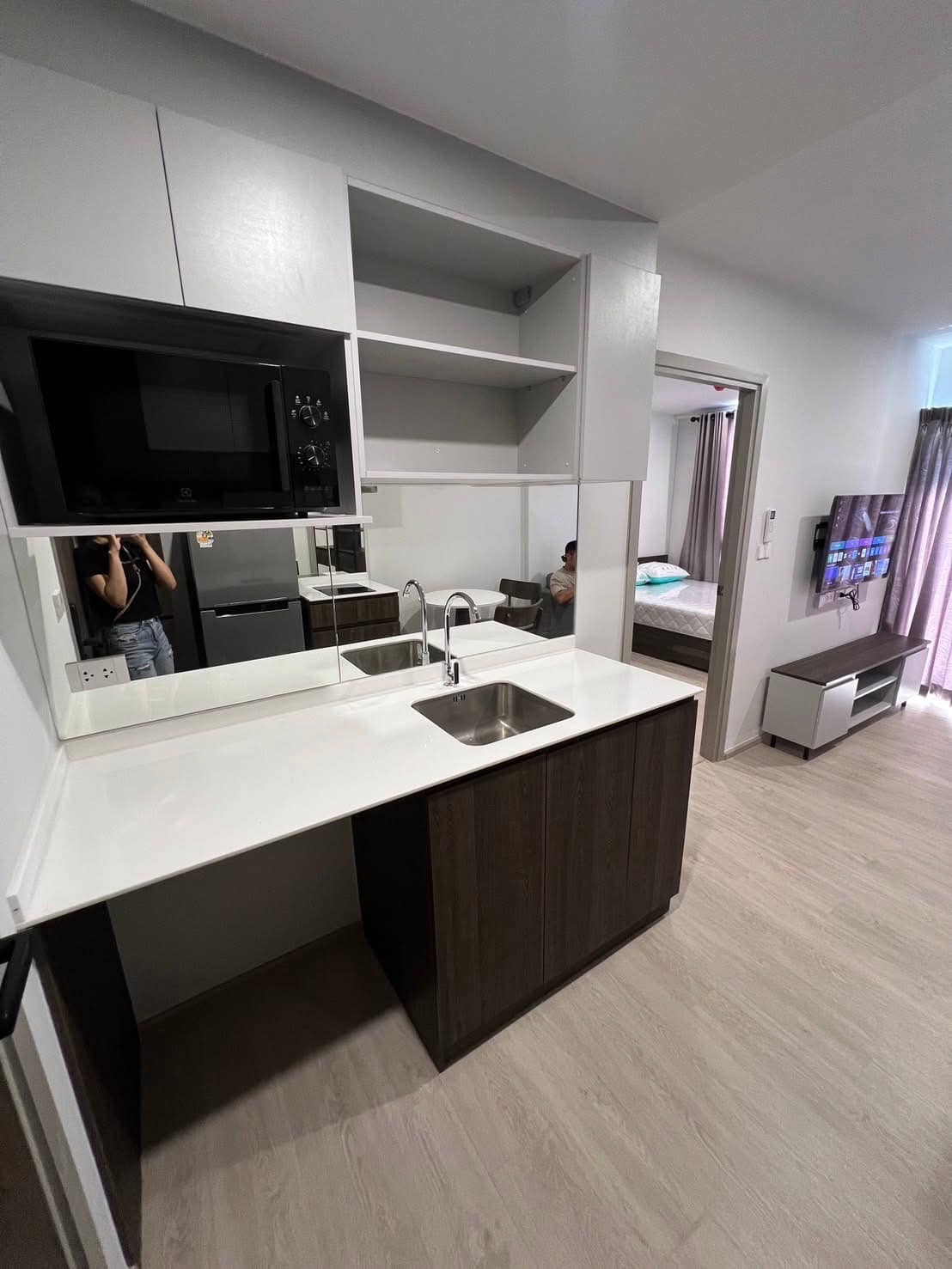 ปล่อยเช่า Nue Cross Khu Khot Station (นิว ครอส คูคต สเตชัน) - โซนพื้นที่ BTS คูคต 1ห้องนอน 1ห้องน้ำ - ขนาดห้อง 30.68 ตรม. ชั้น 8 ตึก C วิวรถไฟฟ้า - ให้เช่า 11,000 ต่อเดือน