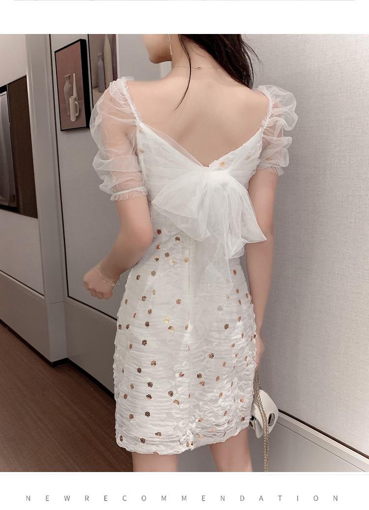 ชุดเดรสสั้นสีขาวเซ้กซี่มาก ทรงน่ารักสุดๆๆค่ะ มีสายให้ผูกเป็นโบว์ที่ด้านหลัง แต่งกริสเตอร์เพิ่มดีเทลให้ดูหรูหรา M