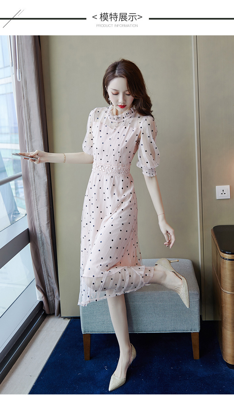 ชุดเดรสผ้าลูกไม้สีชมพูอ่อน พิมพ์ลายจุดเล็กๆๆสีดำ แขนเสื้อยาวสามส่วน ปลายแขนเสื้อสม๊อก ยืดจั๊ม 2XL