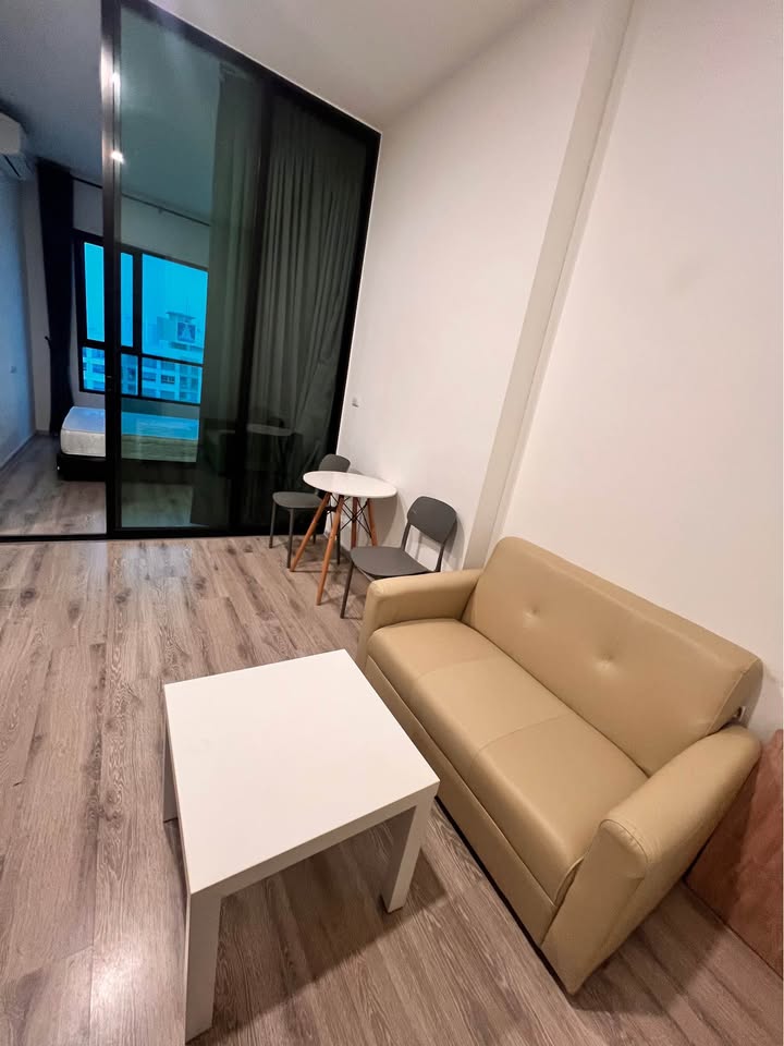 ให้เช่าห้องแบบ 1ห้องนอน 1ห้องอเนกประสงค์ 1ห้องน้ำ โซนพื้นที่ MRT หัวหมาก คอนโด KnightsBridge Collage Ramkhamhaeng (ไนท์บริดจ์คอลลาจ รามคำแหง) High Rise ขนาดห้อง 32 ตรม. ชั้น 20