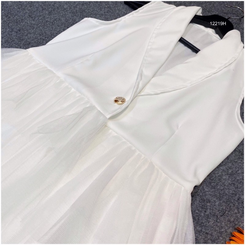 kudapy เดรสสูทแขนกุดสีขาว แต่งกระดุมหน้า แต่งผ้าตาข่ายระบายชั้นๆ