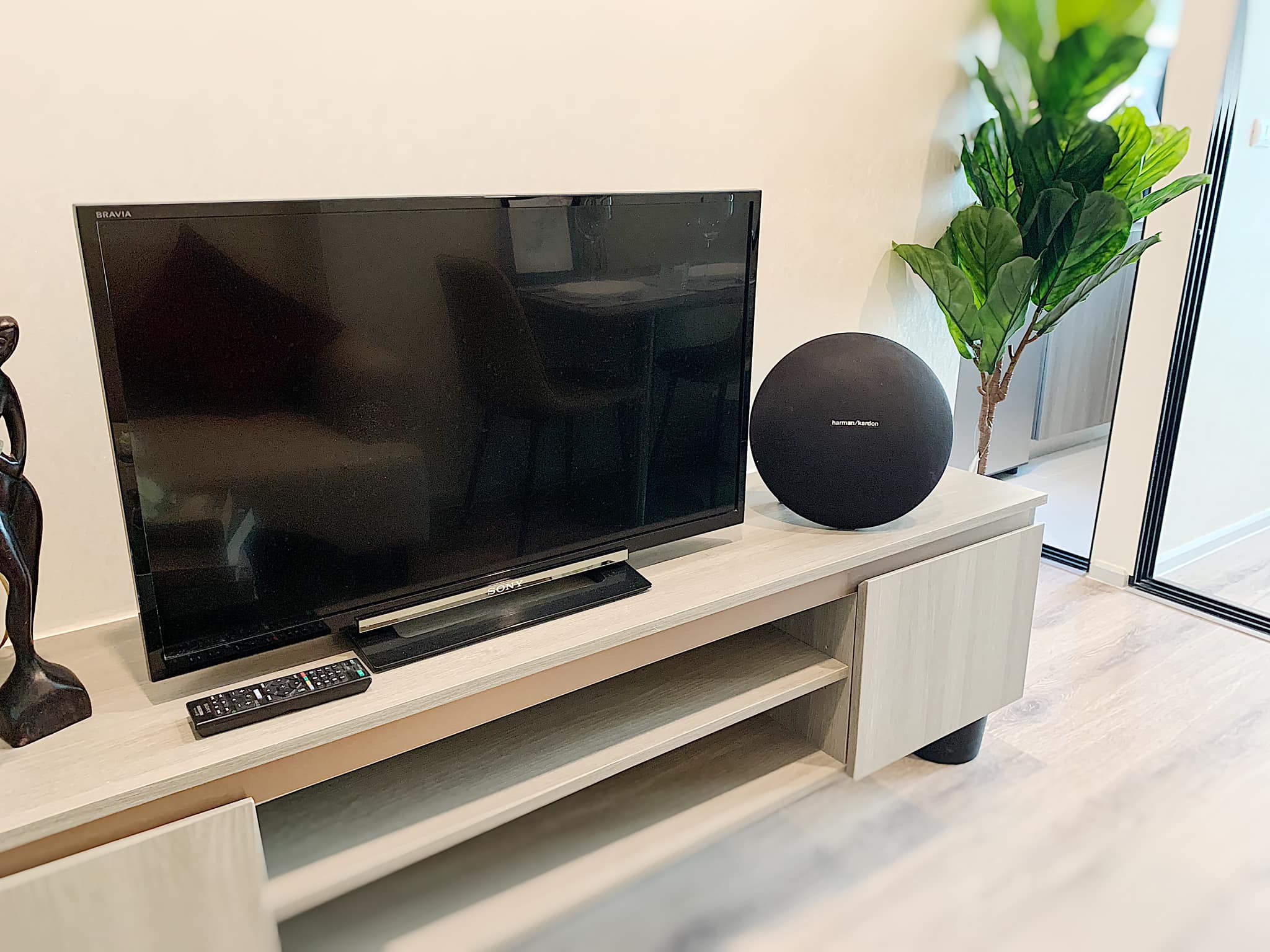 ให้เช่าคอนโด Knightsbridge Collage Ramkhamhaeng (ไนท์บริดจ์คอลลาจ – รามคำแหง) - ตกแต่งเฟอร์ครบมีเครื่องซักผ้าห้องครัวปิด - การเดินทาง: รถไฟฟ้า MRT หัวหมาก 100 เมตร MRT ลำสาลี 550 เมตร