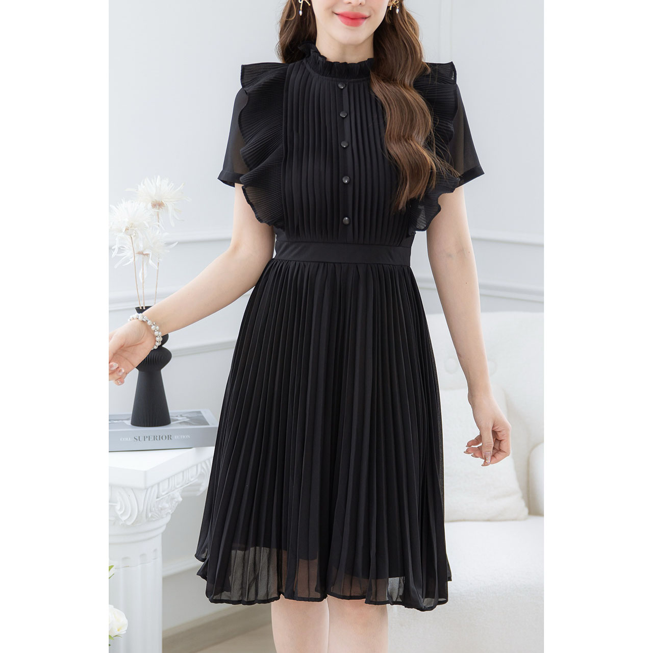 kudapy เดรสชีฟอง โทนสีชุดสวยขับผิว ช่วงแขนเป็นดีเทลแขนปลีกอัดพลีทเล็ก ช่วงคอเป็นพลีทเล็ก ช่วงอกเย็บพลีทเป็นแนวเกล็ดแต่งกระดุม