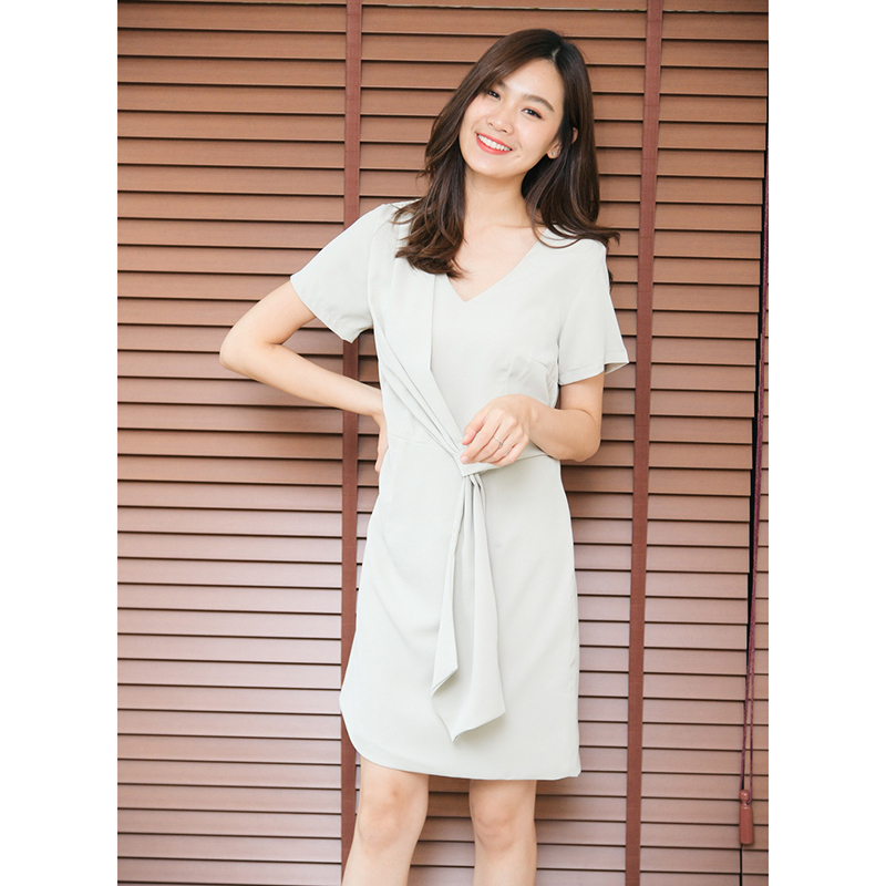 kudapy เดรสสั้นสีเขียวมิ้น ดีไซน์ทวิสช่วงไหล่ ตัดต่อเล่นเลเยอร์ล้อมกรอบที่ด้านหน้า