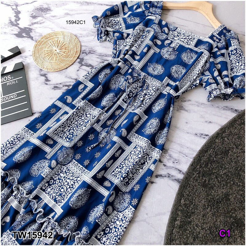 kudapy เดรสยาวสีกรมท่า ดำ แดง คอเหลี่ยมแขนพอง ผ้าวูลพีช พิมลายกราฟฟิก ชายเดรสระบาย