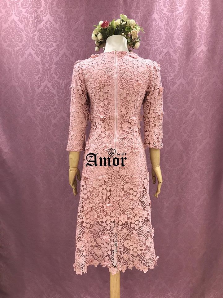 kudapy เดรสยาวผ้าลูกไม้3Dสีขาว/สีชมพู แขนยาวสามส่วน งานมีซับใน ซิบหลังอย่างดี ลูกไม้เนื้อนิ่มทรงเข้ารูปใส่สบาย