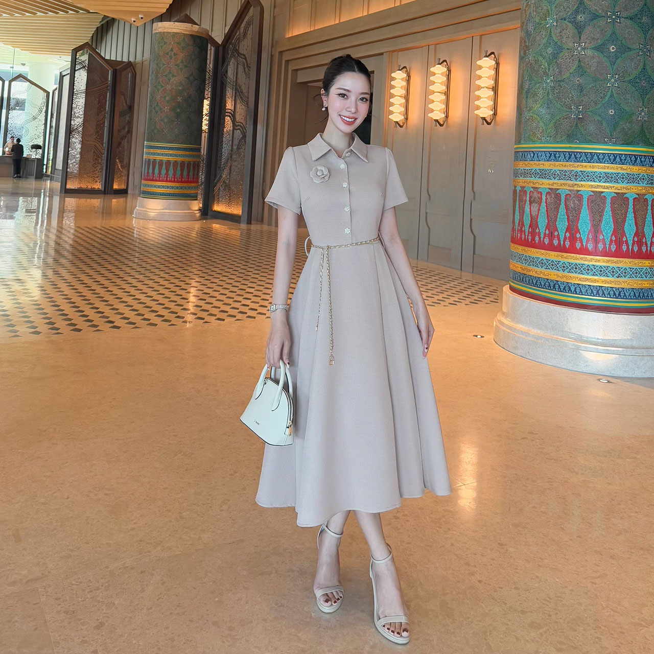 kudapy เดรสยาวสีครีม/สีฟ้า/ม่วงอ่อน/เหลืองอ่อน ผ้าทวิตญี่ปุ่นตกแต่งด้วยกระดุมดอกคามิเลีย ีซับในทั้งชุด ผ้าอัดกาวอย่างดี มาพร้อมกับเข็มขัดโซ่ และเข็มกลัดดอกไม้