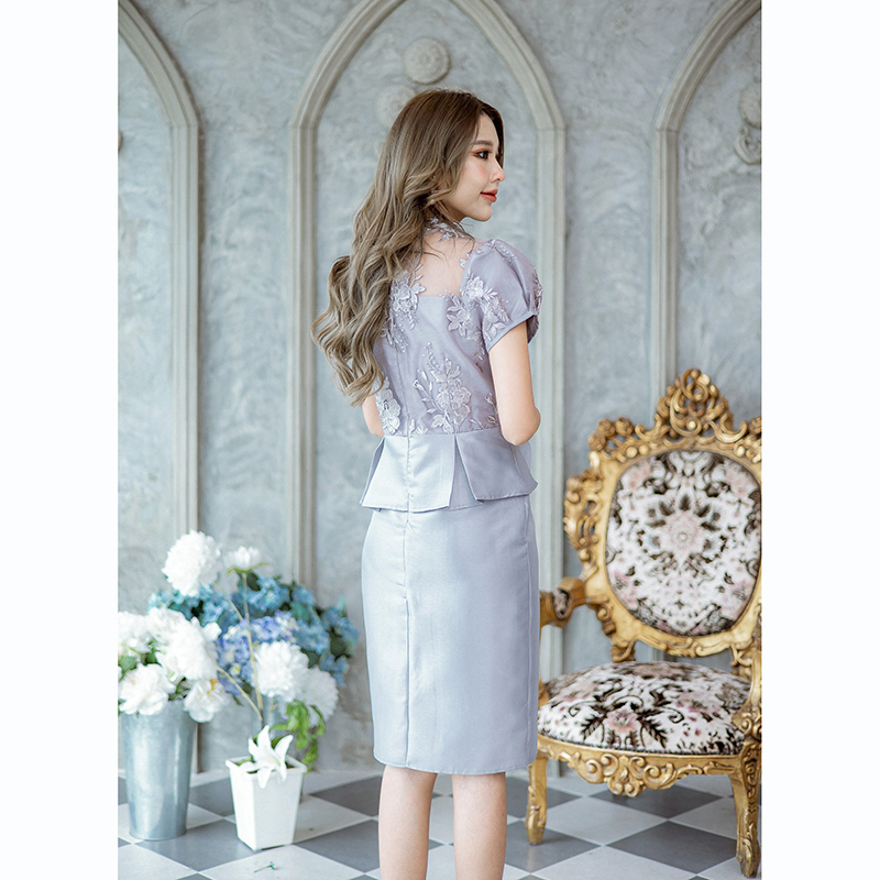 kudapy เดรสสั้นสีเทา/สีชมพูกะปิ ออกงาน ผ้าไหมญี่ปุ่น งานดีไซน์หวานๆ น่ารักแบบไทยๆ รุ่นนี้ด้านบนเป็นผ้าลูกไม้ซีทรูดีไซน์คอตั้งแขนตุ๊กตาน่ารักๆ