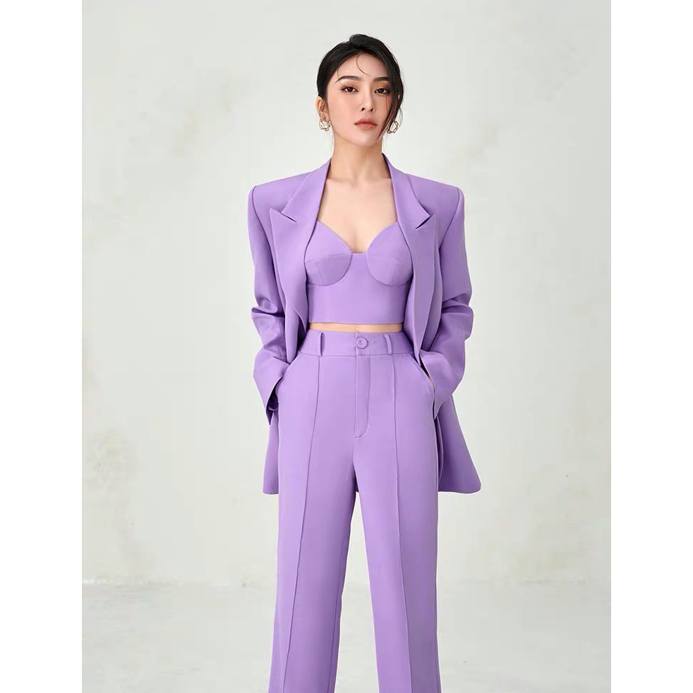 kudapy Setsuit 3 ชิ้น : BLAZER+CROP+Pants เสื้อสูทออกแบบให้เป็นทรง oversize ใส่สบายๆ แต่ยังมีความสุภาพ มีฟองน้ำเสริมไหล่บางๆให้ทรงดูสวย
