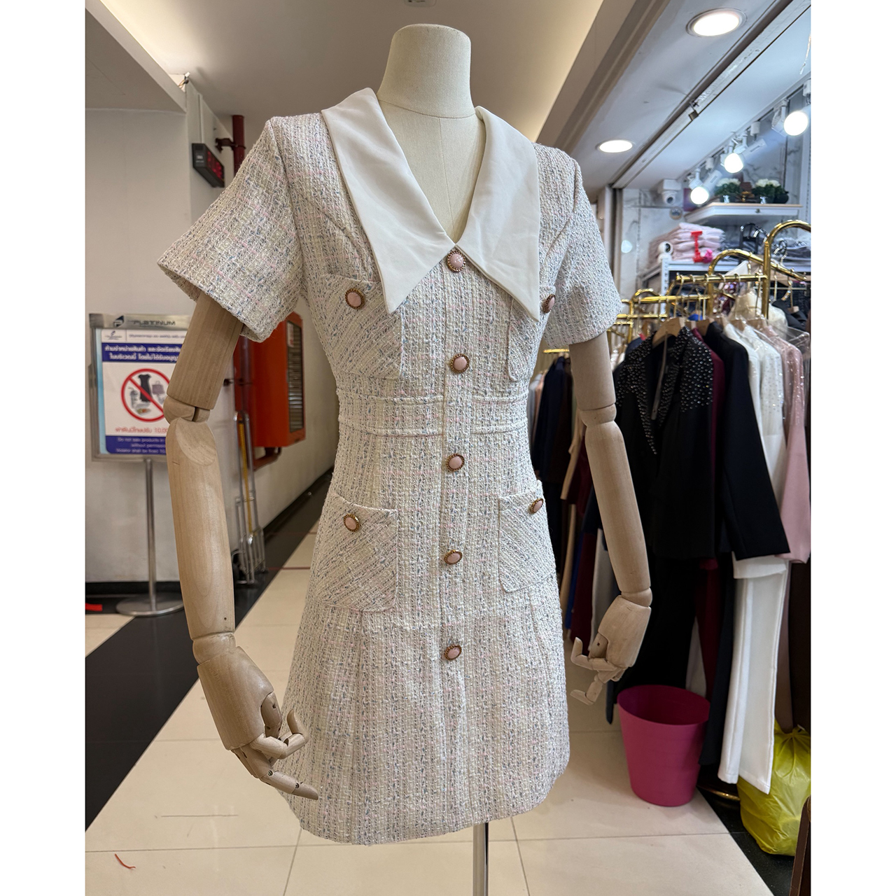 kudapy เดรสผ้าทวีดดีไซน์พรีเมียม คอปกซาตินสีขาวทรงสวย ช่วยปรับช่วงหน้า-คอให้ดูเรียว แต่งคอปกผ้าซาติน