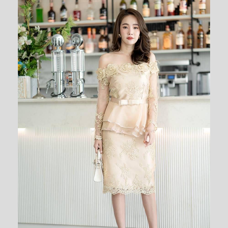 kudapy เดรสสั้นไปงานสีชมพู เดรสปาดไหล่ติดดอกลูกไม้รอบไหล่ เดรสเปิดไหล่ แต่งระบายเอวหน้าสั้นหลังยาว