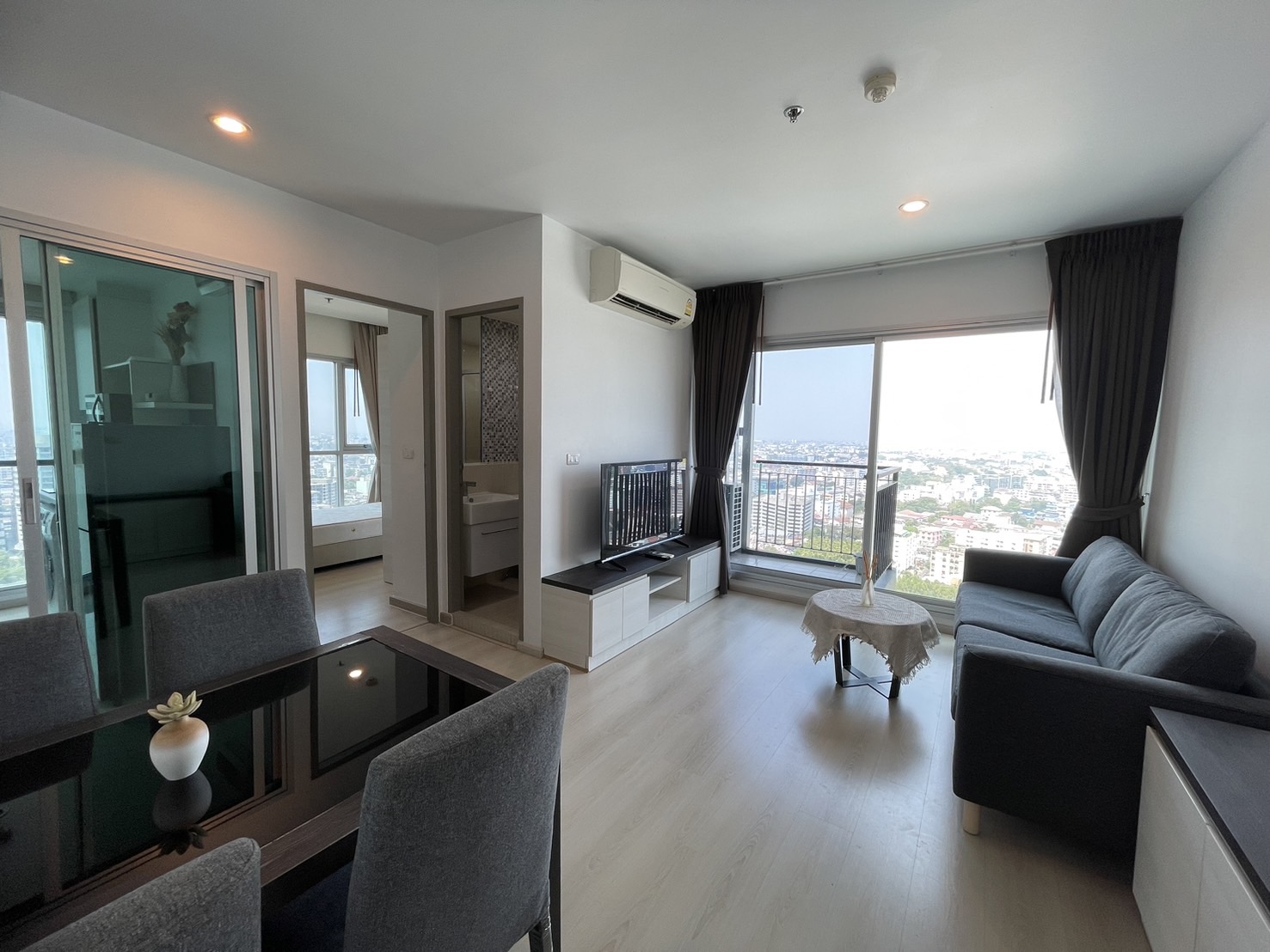 คอนโด Life Ratchadapisek (ไลฟ์ รัชดาภิเษก) High Rise โซนพื้นที่ MRTห้วขยวาง ให้เช่าห้องแบบ 2ห้องนอน 2ห้องน้ำ ขนาดห้อง 56 ตรม. ชั้น 24 ตึก B
