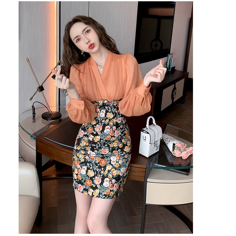 kudapy เดรสสั้นสีส้มคอวี แบบสวยโดดเด่น ช่วงบนผ้าชีฟอง แขนยาว จัมป์ชายแขนติดกระดุม ตรงกระโปรงสั้นลายดอกไม้สีสันสดใส
