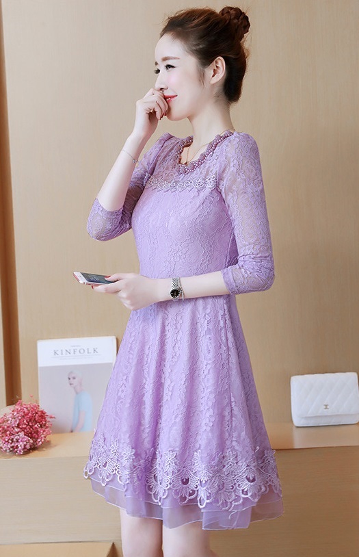 kudapy เดรสสั้นแขนยาวสีแดงมังคุค/สีม่วงอ่อน เดรสลูกไม้นิ่มแขนยาว ทรงเข้ารูป ซีทรูคอ หลังและแขน ตรงคอเย็บแต่งมุกเป็นรูปดอกไม้ ตัดแต่งชายด้วยผ้าแก้ว