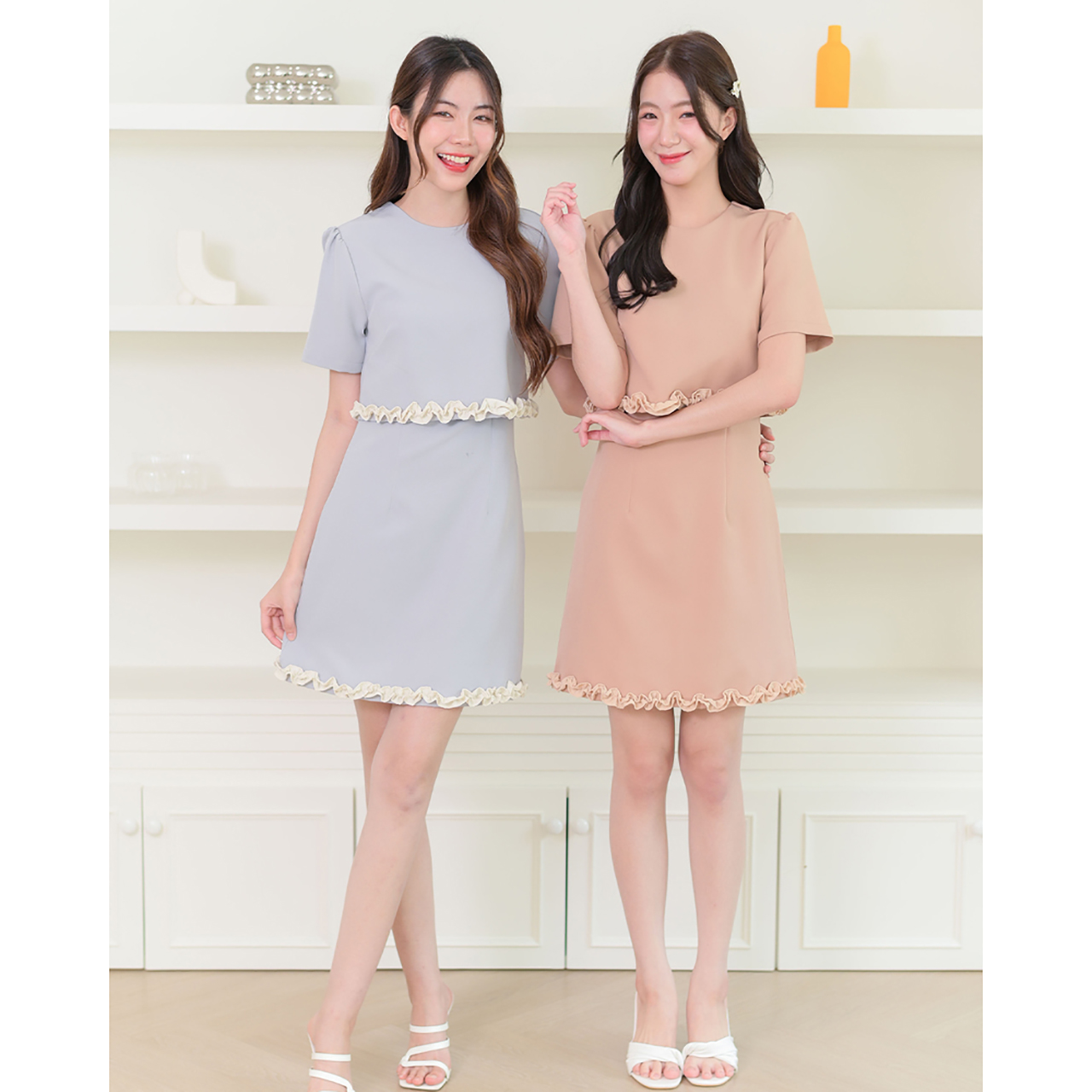 kudapy เดรสแขนสั้นคอกลม แต่งรูดระบายชายเสื้อและกระโปรง รูดยกไหล่พองเบาๆ ผ้าเนื้อหนานุ่มมีน้ำหนักทิ้งตัวสวย