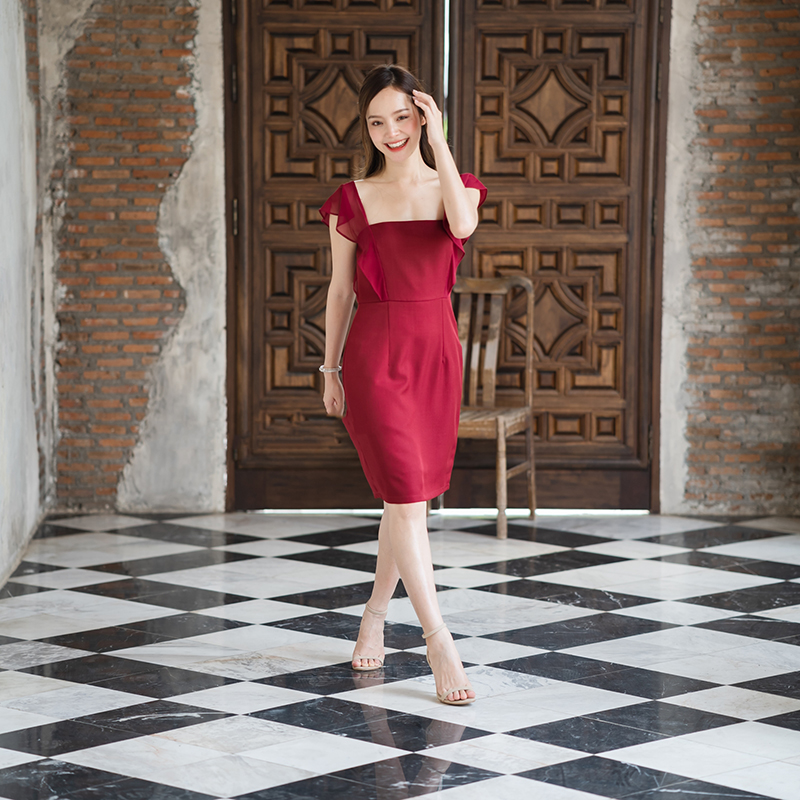 kudapy เดรสสั้นสีชมพู/สีกรม/สีแดง คัตติ้งสวย ใส่ออกงาน โชว์ช่วงคอ ทำให้ดูสวยสง่า สายเสื้อเป็นชีฟองระบายต่อลงมาที่เอว ต่อกระโปรงทรงสอบ