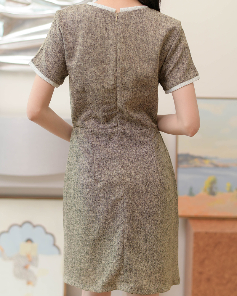 kudapy เดรสแขนสั้นคอกลม เนื้อผ้าทวีดมีกิมมิคลายทอใส่สบายแทบไม่ต้องรีด เพิ่มกิมมิคกุ๊นขอบคอและแขนด้วยผ้าทวีด จับเกล็ดเข้ารูปเอวสวย
