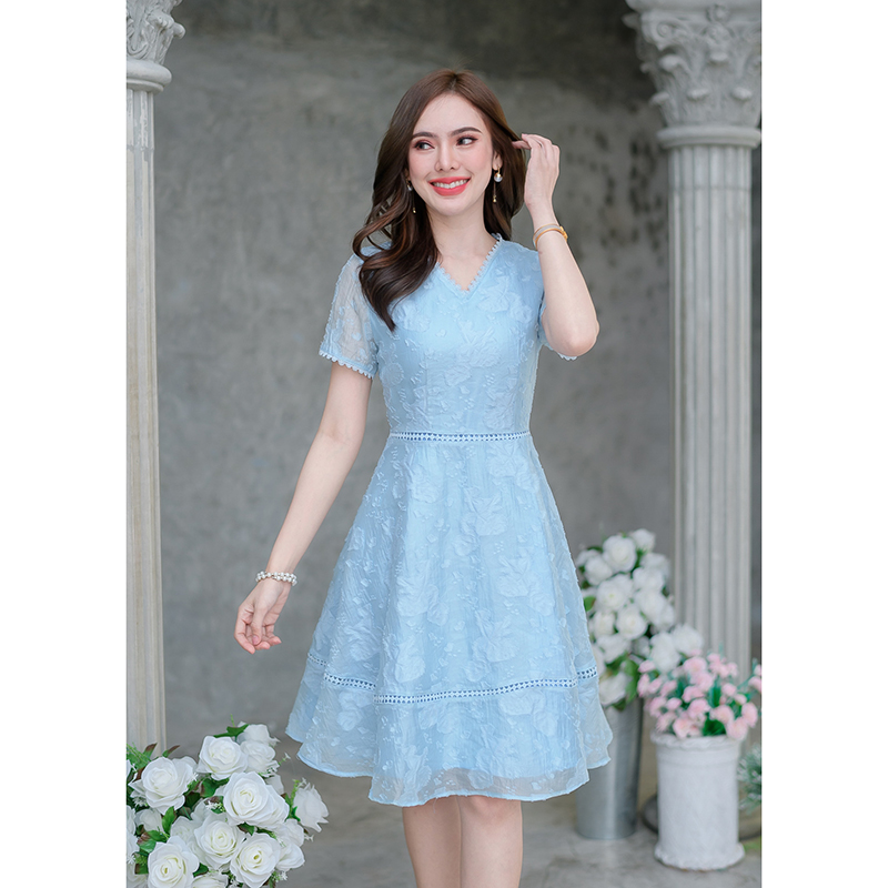 kudapy เดรสสั้นสีขาว/สีฟ้า ผ้าผสมมีเทคเจอร์ลายดอกนูนสวย แต่งด้วยลูกไม้ทั้งตัว รอบคอ รอบปลายแขน