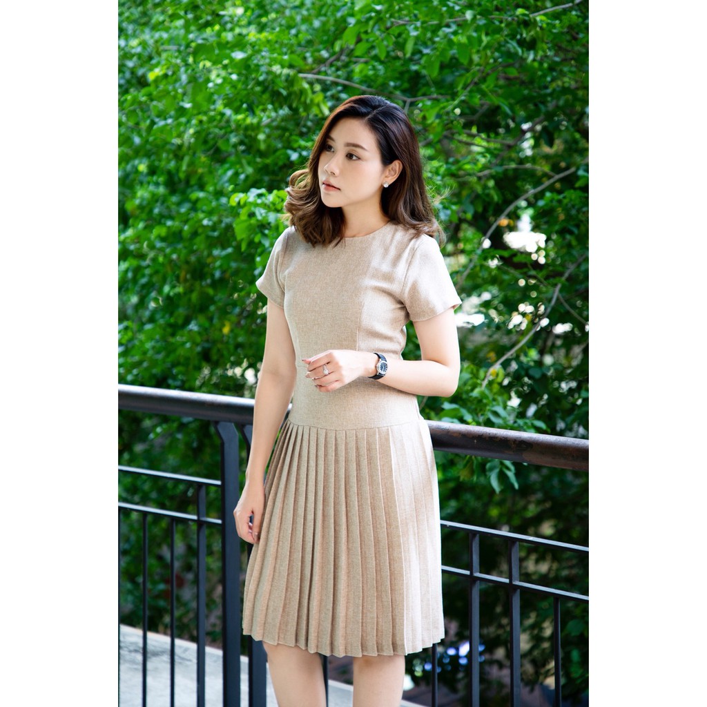 kudapy เดรสสั้นไปงาน สีกรมท่า,สีครีม สีเทา สีเขียว สีเทาเข้ม สีเขียวมิ้นท์ เดรสสั้นคอกลม แขนสั้น ซิบหลัง กระโปรงจับจีบตามแบบ ทรงสวยใส่สบายมากค่ะ