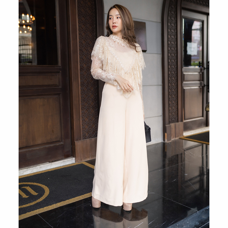 kudapy เซตเสื้อลูกไม้ผ้าสีครีม/สีชมพู/สีขาว ผ้าเนื้อนิ่มมากๆ แขนยาว ซิปหลัง แต่งระบายรอบอก แมทช์คู่กับกางเกงขายาว ซิปหลัง ขาบาน